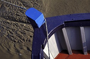 LA PROUE D'UN PETIT BATEAU DE PLAISANCE, CALVADOS (14), NORMANDIE, FRANCE 