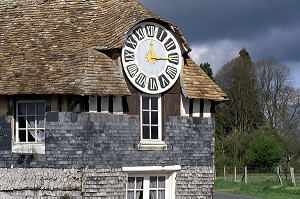 HORLOGE, MAISON NORMANDE SUR LA ROUTE DU CIDRE, CALVADOS (14), NORMANDIE, FRANCE 