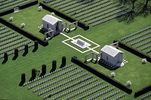 VUE AERIENNE DU CIMETIERE BRITANNIQUE DE BAYEUX, SITE DU DEBARQUEMENT DU 6 JUIN 1944, CALVADOS (14), NORMANDIE, FRANCE 