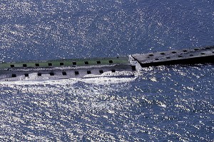 VUE AERIENNE D'UN PORT ARTIFICIEL CREE LORS DU DEBARQUEMENT EN NORMANDIE, SITE DU DEBARQUEMENT DU 6 JUIN 1944, CALVADOS (14), NORMANDIE, FRANCE 