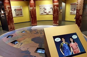 VISITE VIRTUEL AVEC PIERRE ET MADELEINE, SITE DU DEBARQUEMENT DU 6 JUIN 1944, CENTRE JUNO BEACH, CALVADOS (14), NORMANDIE, FRANCE 