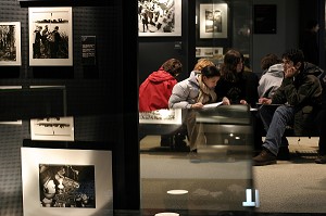 VISITE DES ECOLES, EXPOSITION DE L'ATTAQUE DES ALLIES, MEMORIAL DE CAEN, SITE DU DEBARQUEMENT EN NORMANDIE, CALVADOS (14), NORMANDIE, FRANCE 