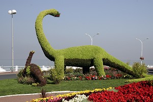 DINOSAURE DIPLODOCUS VEGETAL SUR LA PLACE DU VILLAGE DE VILLERS-SUR-MER, CALVADOS (14), NORMANDIE, FRANCE 