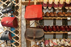 MAGASIN 'CUIR DU VOYAGEUR', HONFLEUR, CALVADOS (14), NORMANDIE, FRANCE 