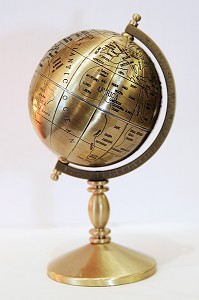PLANISPHERE EN METAL DORE, MAGASIN 'LE SEMAPHORE, HONFLEUR, CALVADOS (14), NORMANDIE, FRANCE 