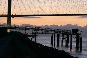 VUE DE NUIT DU PONT DE NORMANDIE QUI ENJAMBE LA SEINE ENTRE HONFLEUR ET LE HAVRE, PONT A HAUBANS DE 2143 METRES DONT 856 ENTRE LE PYLONES, CALVADOS (14), NORMANDIE, FRANCE 