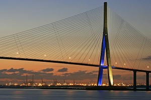 VUE DE NUIT DU PONT DE NORMANDIE QUI ENJAMBE LA SEINE ENTRE HONFLEUR ET LE HAVRE, PONT A HAUBANS DE 2143 METRES DONT 856 ENTRE LE PYLONES, CALVADOS (14), NORMANDIE, FRANCE 