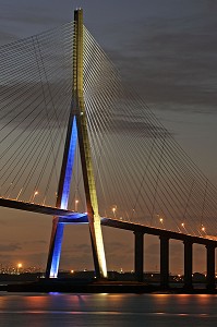 VUE DE NUIT DU PONT DE NORMANDIE QUI ENJAMBE LA SEINE ENTRE HONFLEUR ET LE HAVRE, PONT A HAUBANS DE 2143 METRES DONT 856 ENTRE LE PYLONES, CALVADOS (14), NORMANDIE, FRANCE 