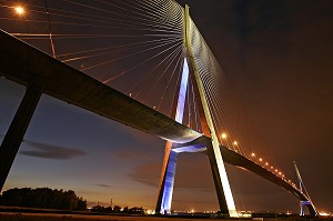 VUE DE NUIT DU PONT DE NORMANDIE QUI ENJAMBE LA SEINE ENTRE HONFLEUR ET LE HAVRE, PONT A HAUBANS DE 2143 METRES DONT 856 ENTRE LE PYLONES, CALVADOS (14), NORMANDIE, FRANCE 