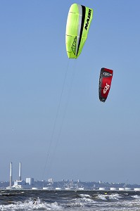 KITE SURF DEVANT LE PORT DE COMMERCE DU HAVRE, TROUVILLE-SUR-MER, CALVADOS (14), NORMANDIE, FRANCE 