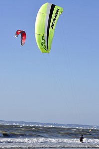 KITE SURF, TROUVILLE-SUR-MER, CALVADOS (14), NORMANDIE, FRANCE 