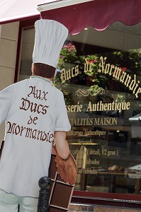 PATISSERIE 'AUX DUCS DE NORMANDIE', TROUVILLE-SUR-MER, CALVADOS (14), NORMANDIE, FRANCE 