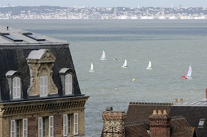 ECOLE DE VOILE ET VILLAS, TROUVILLE-SUR-MER, CALVADOS (14), NORMANDIE, FRANCE 