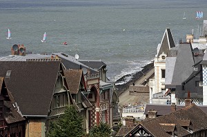 ECOLE DE VOILE ET VILLAS, TROUVILLE-SUR-MER, CALVADOS (14), NORMANDIE, FRANCE 