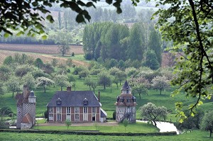 PROMENADE ROUTE DU CIDRE EN PAYS D'AUGE, MANOIR DU BAIS ET VERGERS, ROUTE DU CIDRE, CALVADOS (14), NORMANDIE, FRANCE 