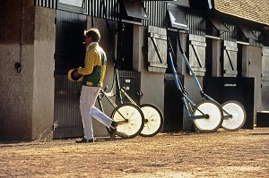 JOCKEY ET BOX, HIPPODROME DE CAEN, CALVADOS (14), NORMANDIE, FRANCE 