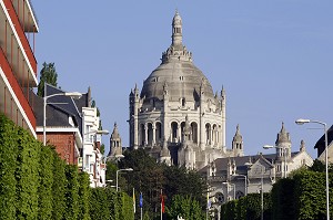 BASILIQUE SAINTE-THERESE DE LISIEUX ET SON DOME DE 95M, DEUXIEME LIEU DE PELERINAGE EN IMPORTANCE EN FRANCE, LISIEUX, CALVADOS (14), NORMANDIE, FRANCE 