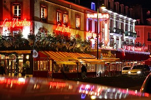 BRASSERIE RESTAURANT LES VOILES, LES VAPEURS, LE CENTRAL, LA NUIT PENDANT LES FETES, TROUVILLE-SUR-MER, CALVADOS (14), FRANCE 