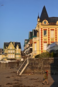 VILLA DES FLOTS SUR LA PROMENADE DES PLANCHES, PLAGE DE TROUVILLE-SUR-MER, CALVADOS (14), FRANCE 