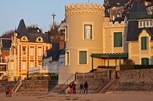 VILLA DES FLOTS ET TOUR MALAKOFF, BATIE VERS 1855 PAR CHARLES MOZIN, D'INSPIRATION GOTHIQUE, PROMENADE DES PLANCHES, PLAGE DE TROUVILLE-SUR-MER, CALVADOS (14), FRANCE 