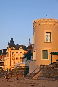 VILLA DES FLOTS ET TOUR MALAKOFF, BATIE VERS 1855 PAR CHARLES MOZIN, D'INSPIRATION GOTHIQUE, PROMENADE DES PLANCHES, PLAGE DE TROUVILLE-SUR-MER, CALVADOS (14), FRANCE 