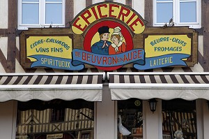 VENTE DE PRODUITS DU TERROIR NORMAND (CIDRE, CALVADOS, VINS FINS, BEURRE, OEUFS, FROMAGES), EPICERIE DU VILLAGE DE BEUVRON-EN-AUGE, ROUTE DU CIDRE, CALVADOS (14), BASSE NORMANDIE, FRANCE 