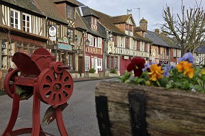 MAISONS A COLOMBAGES, VILLAGE DE BEUVRON-EN-AUGE SUR LA ROUTE DU CIDRE, CALVADOS (14), BASSE NORMANDIE, FRANCE 