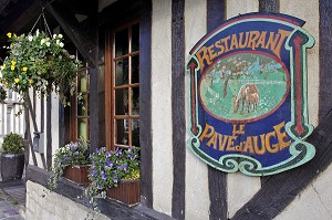 RESTAURANT LE PAVE D'AUGE, VILLAGE DE BEUVRON-EN-AUGE SUR LA ROUTE DU CIDRE, CALVADOS (14), BASSE NORMANDIE, FRANCE 