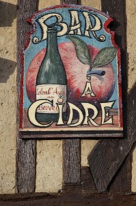 ENSEIGNE D'UN BAR A CIDRE, VILLAGE DE BEUVRON-EN-AUGE, ROUTE DU CIDRE EN NORMANDIE, CALVADOS (14), BASSE-NORMANDIE, FRANCE 