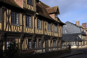 MAISONS A COLOMBAGES, VILLAGE DE BEUVRON-EN-AUGE SUR LA ROUTE DU CIDRE, CALVADOS (14), BASSE NORMANDIE, FRANCE 