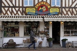 VENTE DE PRODUITS DU TERROIR NORMAND (CIDRE, CALVADOS, VINS FINS, BEURRE, OEUFS, FROMAGES), EPICERIE DU VILLAGE DE BEUVRON-EN-AUGE, ROUTE DU CIDRE, CALVADOS (14), BASSE NORMANDIE, FRANCE 