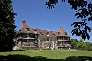 CHATEAU DE BREUIL-EN-AUGE (16EME-17EME SIECLES), MONUMENT HISTORIQUE ET CELEBRE DISTILLERIE, ROUTE DU CIDRE, CALVADOS (14), FRANCE 