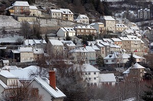 VILLAGE AVEC LES TOITS ENNEIGES DE MURAT, CANTAL (15), AUVERGNE, FRANCE 