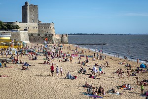 PLAGE ET FORT VAUBAN, CHATEAU FORT MEDIEVAL REMANIE PAR VAUBAN AU 17EME SIECLE, FOURAS, CHARENTE-MARITIME (17), FRANCE 