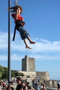 FETE ET SPECTACLE DE RUE (SITE EN SCENE) DANS LE CENTRE-VILLE DEVANT LE FORT VAUBAN, CHATEAU FORT MEDIEVAL REMANIE PAR VAUBAN AU 17EME SIECLE, FOURAS, CHARENTE-MARITIME (17), FRANCE 