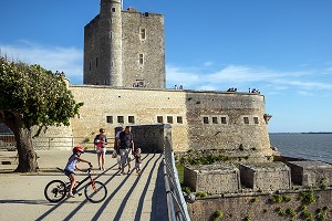 VISITE EN FAMILLE DU FORT VAUBAN, CHATEAU FORT MEDIEVAL REMANIE PAR VAUBAN AU 17EME SIECLE, FOURAS, CHARENTE-MARITIME (17), FRANCE 