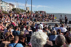 SPECTACLE DE RUE (SITE EN SCENE) DANS LE CENTRE VILLE, FOURAS, CHARENTE-MARITIME (17), FRANCE 