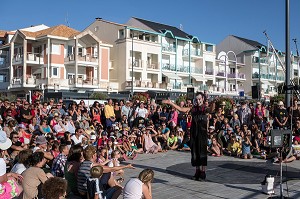 SPECTACLE DE RUE (SITE EN SCENE) DANS LE CENTRE VILLE, FOURAS, CHARENTE-MARITIME (17), FRANCE 