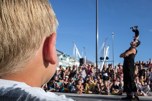 SPECTACLE DE RUE (SITE EN SCENE) DANS LE CENTRE VILLE, FOURAS, CHARENTE-MARITIME (17), FRANCE 