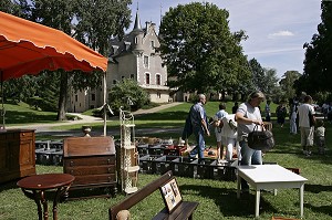 BROCANTE DANS LE PARC DE L'HOTEL DE VILLE, SAINT-FLORENT-SUR-CHER, CHER (18), FRANCE 