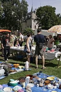 BROCANTE DANS LE PARC DE L'HOTEL DE VILLE, SAINT-FLORENT-SUR-CHER, CHER (18), FRANCE 