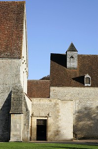 CELLIER ET REFECTOIRE, EXTERIEUR, ABBAYE DE NOIRLAC, CHER (18), FRANCE 