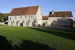 CELLIER ET REFECTOIRE, EXTERIEUR, ABBAYE DE NOIRLAC, CHER (18), FRANCE 