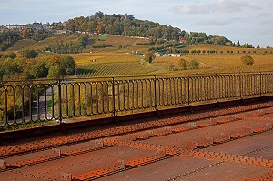 PANORAMA SUR LES VIGNES DE SANCERRE EN AUTOMNE DEPUIS LE VIADUCT DE MENETREOL-SOUS-SANCERRE, CHER (18), FRANCE 