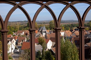 PANORAMA DU VILLAGE DEPUIS LE VIADUCT DE MENETREOL-SOUS-SANCERRE, CHER (18), FRANCE 