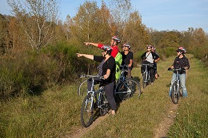 CYCLISTES ENTRE AMIS EN BALADE DANS UN CHEMIN PRES DE MENETREOL-SOUS-SANCERRE, ITINERAIRE DE LA LOIRE A VELO, CHER (18), FRANCE 