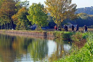 CYCLISTES ENTRE AMIS EN BALADE AU BORD DU CANAL LATERAL A LA LOIRE, MENETREOL-SOUS-SANCERRE, ITINERAIRE DE LA LOIRE A VELO, CHER (18), FRANCE 