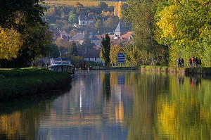 CYCLISTES ENTRE AMIS EN BALADE AU BORD DU CANAL LATERAL A LA LOIRE, MENETREOL-SOUS-SANCERRE, ITINERAIRE DE LA LOIRE A VELO, CHER (18), FRANCE 