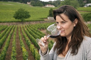 VIRGINIE TAUPENOT, VITICULTRICE AU DOMAINE FAMILIAL TAUPENOT-MERME ET PRESIDENTE DE L'ASSOCIATION 'FEMMES ET VINS DE BOURGOGNE', ROUTE DES GRANDS CRUS DE BOURGOGNE, MOREY-SAINT-DENIS, COTE D’OR (21), FRANCE 