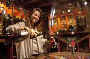 VIRGINIE TAUPENOT, VITICULTRICE AU DOMAINE FAMILIAL TAUPENOT-MERME ET PRESIDENTE DE L'ASSOCIATION 'FEMMES ET VINS DE BOURGOGNE', ROUTE DES GRANDS CRUS DE BOURGOGNE, MOREY-SAINT-DENIS, COTE D’OR (21), FRANCE 